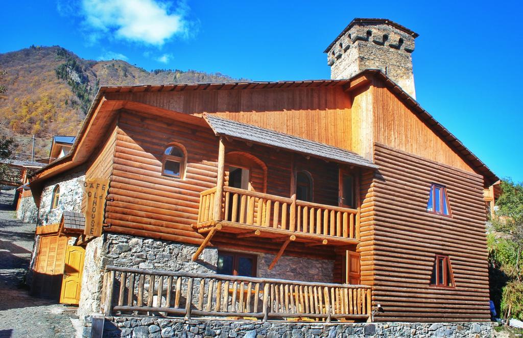 Hotel Old House Mestia Buitenkant foto